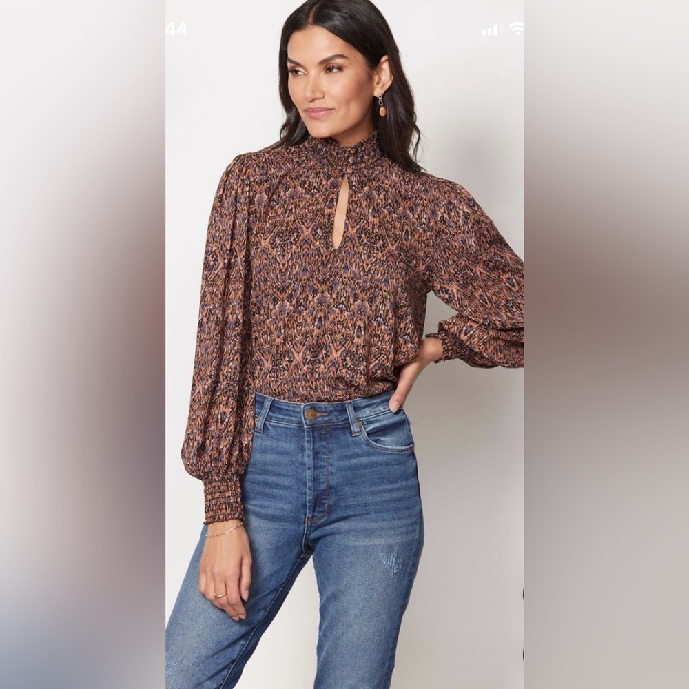 Evereve Hollis smocked abstract blouse size medium